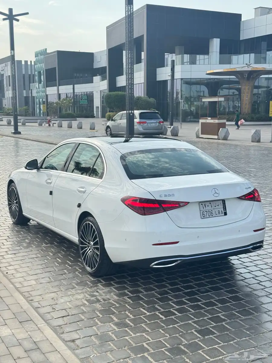 مرسيدس C300 موديل 2023 داخليه جملي 10