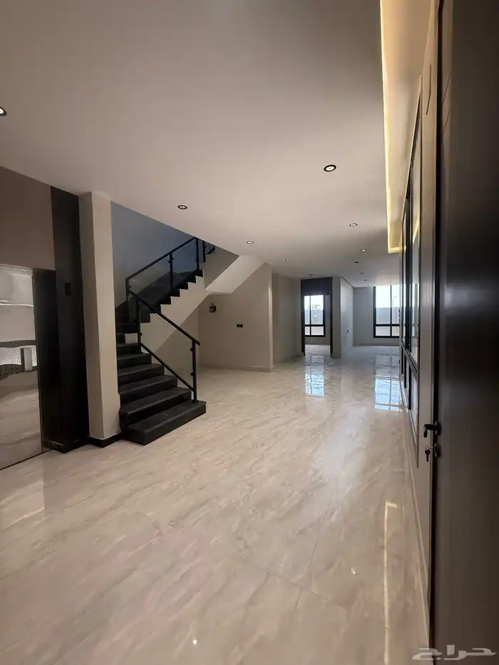 فله - فيلا فاخره للبيع ولي العهد 5تشطيب ديلوكس قرب التجاري 1