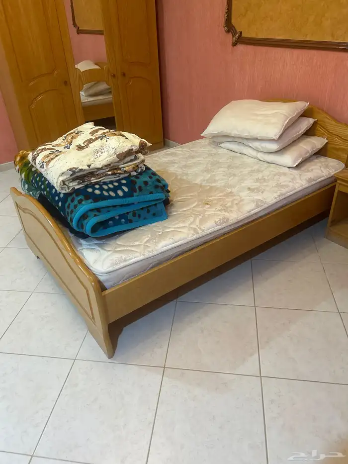اثاث للبيع من أسرة نفر أو نفرين مع كنبات مع مكاتب 12
