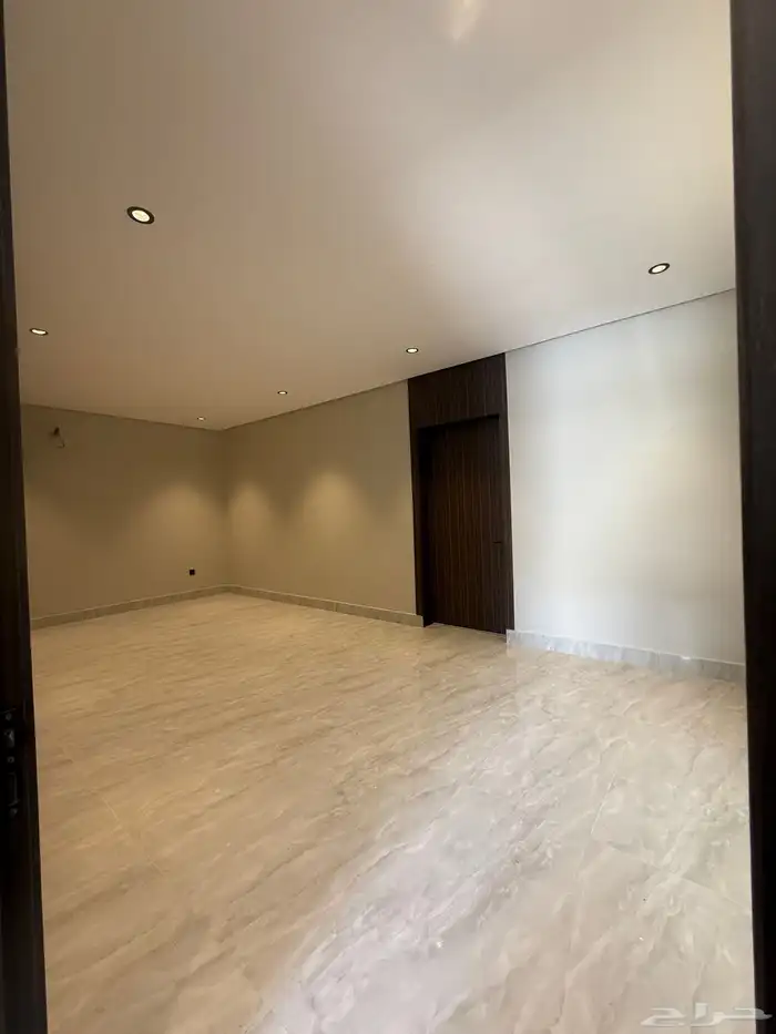 فله - فيلا فاخره للبيع ولي العهد 5تشطيب ديلوكس قرب التجاري 5