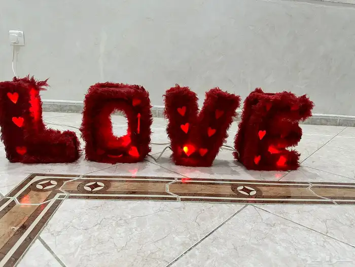 عبارة LovE بأضاءه 0