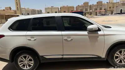 مستبيشي اوت لاندر مستعمل نضيف 3