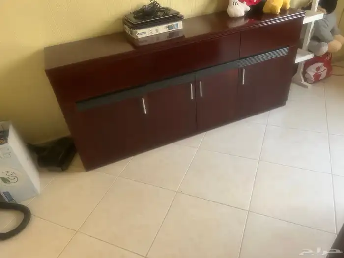 اثاث للبيع من أسرة نفر أو نفرين مع كنبات مع مكاتب 5