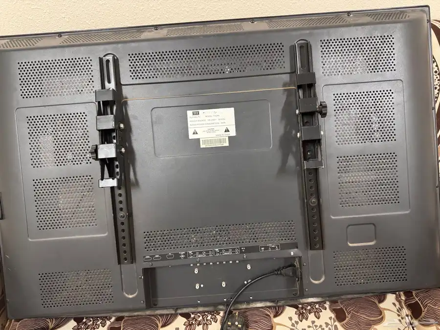 شاشه عاديه 42 بوصة تقربيآ السعر 350طاوله شاشه 150 3