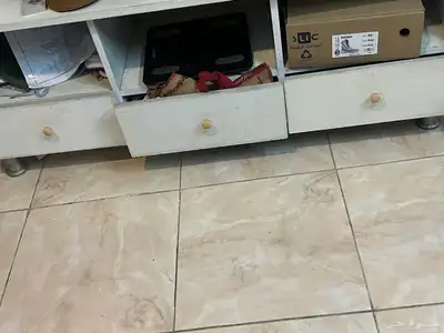 عفش مكون من سرير نفرين ودولاب وتسريحه ودولاب شاشه ومرايا 5