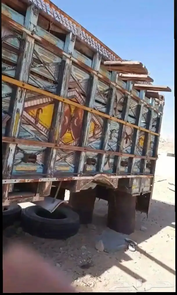 اعرض لكم صندوق لوري . واقف له حدود ال 25 سنه. 2