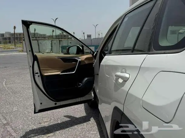 تويوتا راف 4 دبل ممشى قليل حالة نظيفة جدا لون ابيض لؤلؤي 11