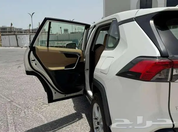 تويوتا راف 4 دبل ممشى قليل حالة نظيفة جدا لون ابيض لؤلؤي 12