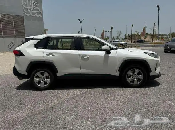 تويوتا راف 4 دبل ممشى قليل حالة نظيفة جدا لون ابيض لؤلؤي 3