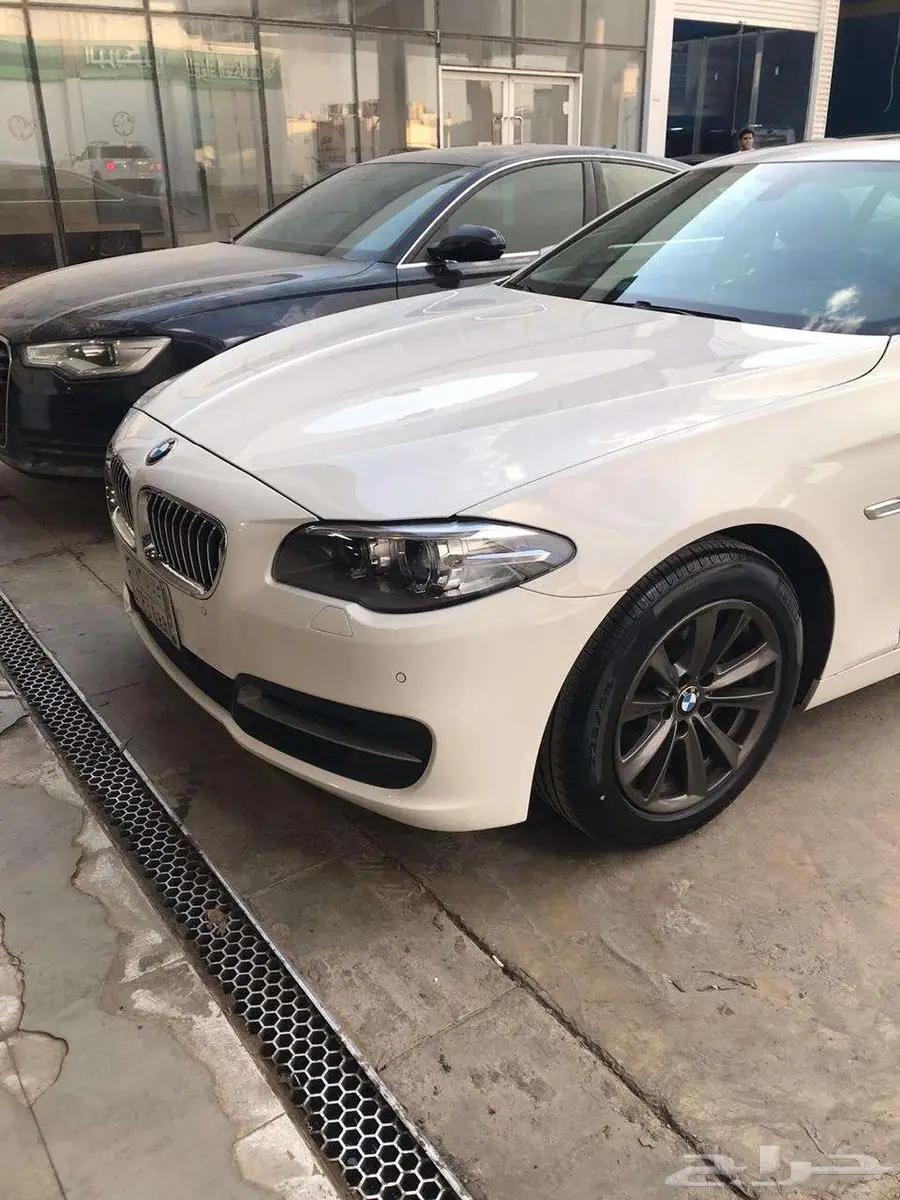 BMW 520 مع اللوحة 0