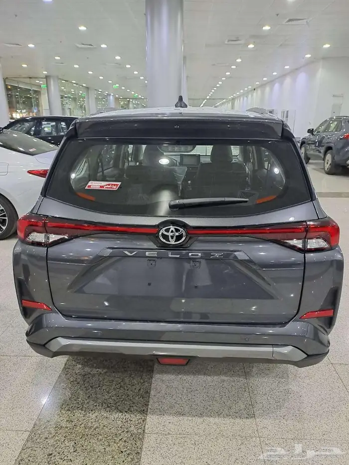 تويوتا فيلوز GLX 2025 ( لون رمادي ولون ابيض ) 6