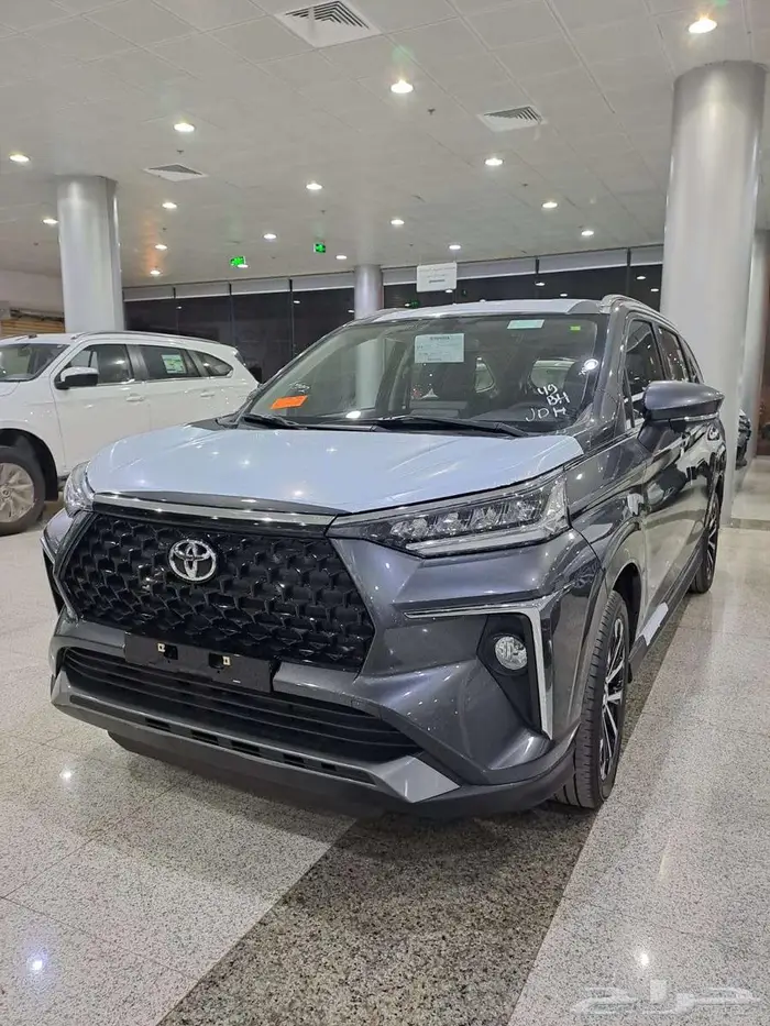 تويوتا فيلوز GLX 2025 ( لون رمادي ولون ابيض ) 3