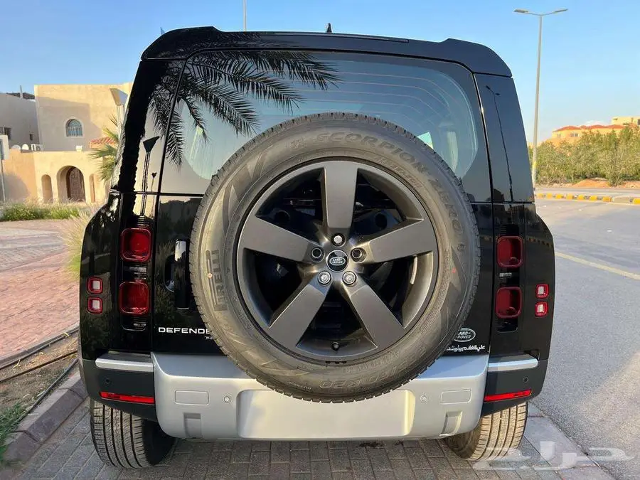 لاند روفر ديفندر V4 110 2024 9
