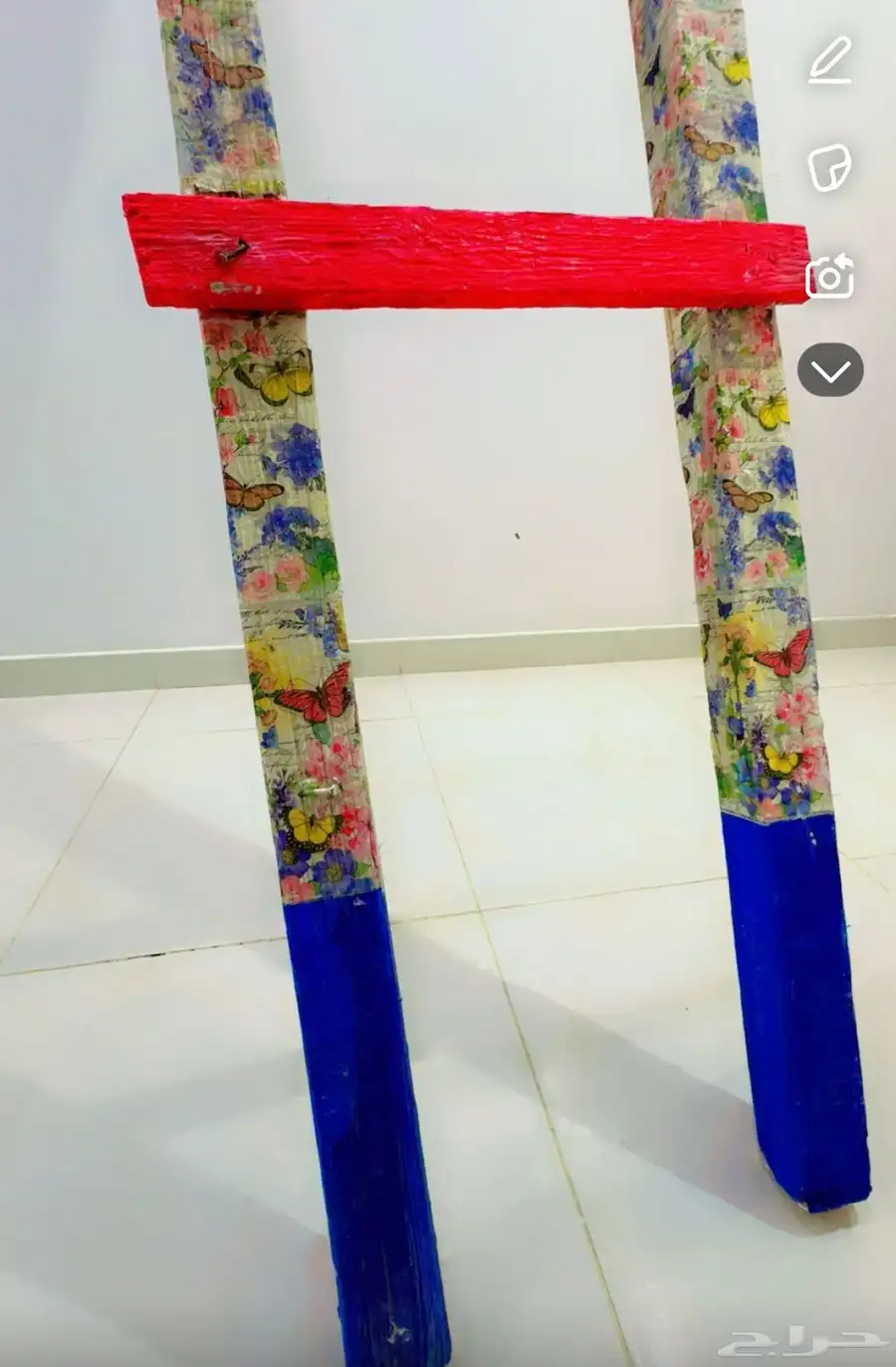 سلم خشبي مزين بالديكوباج شغل يدوي يستخدم كديكور 1