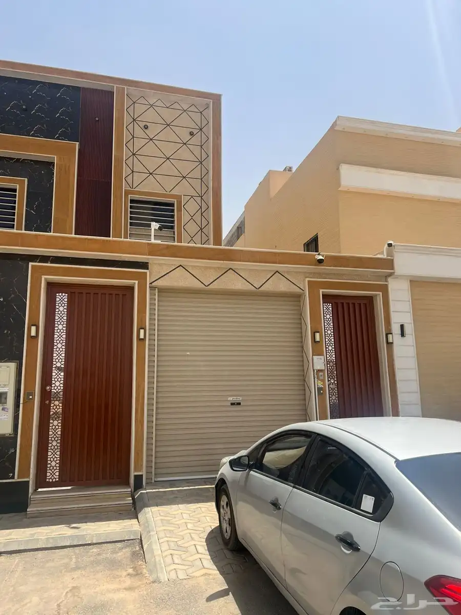 فله تاون هاوس للبيع في حي عكاظ 1