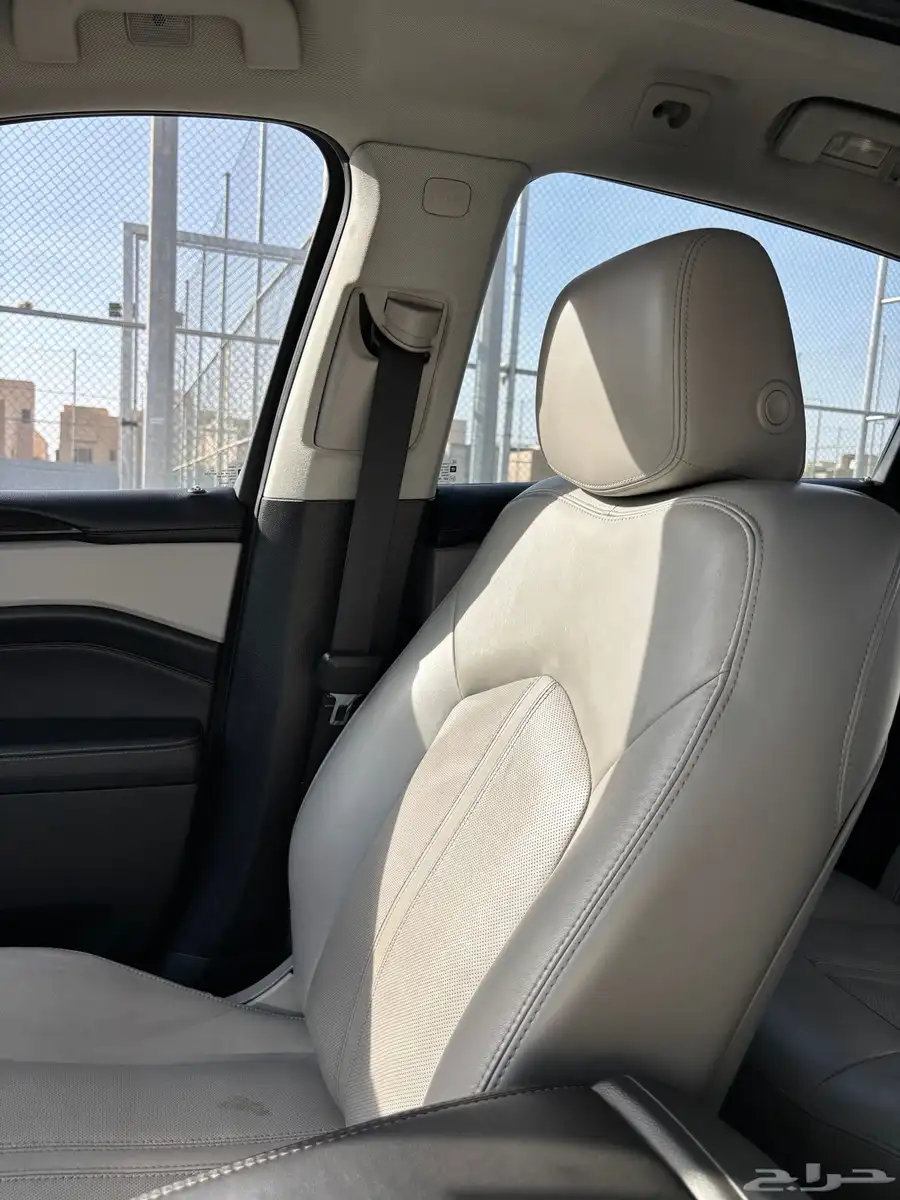 كاديلاك SRX اعلى فئة 28