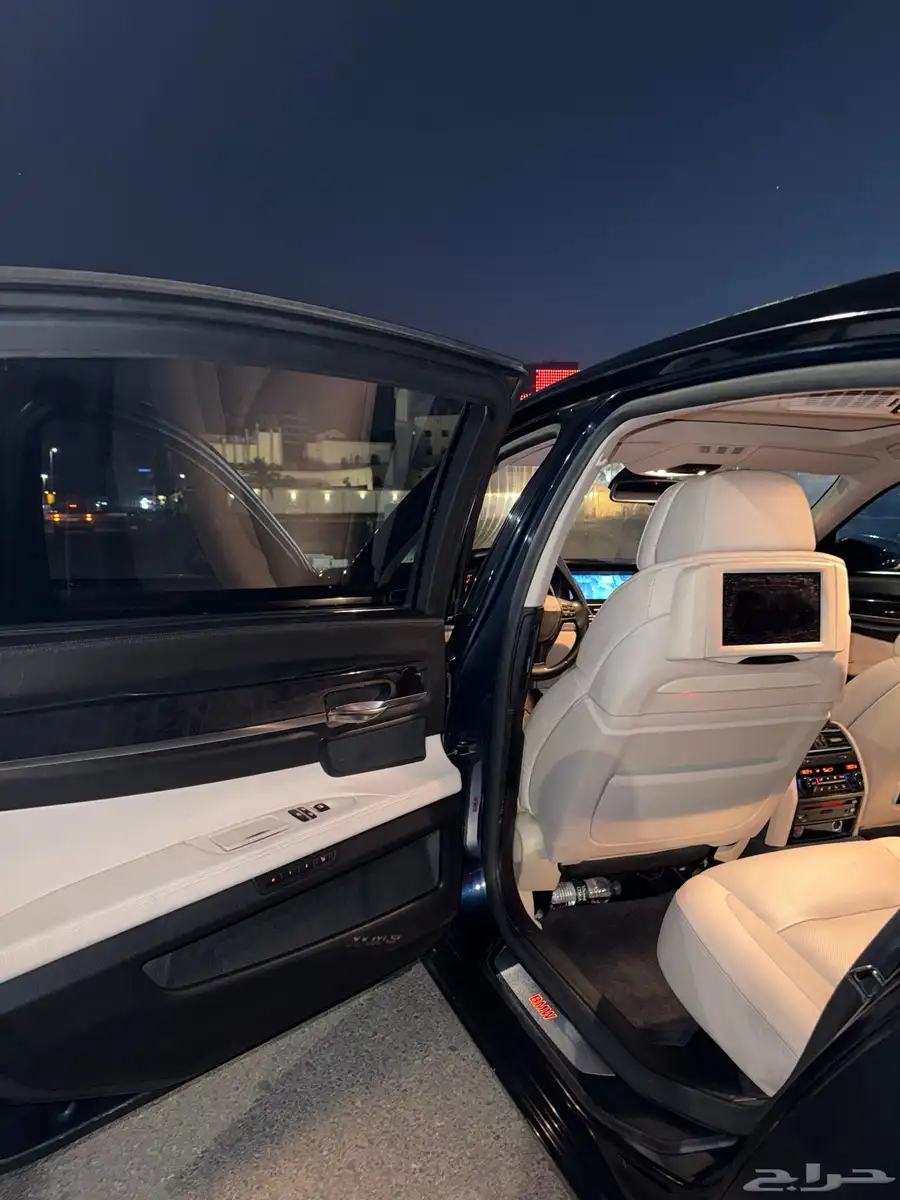 بي ام دبليو 750 تحمل لوحه فرديه 16
