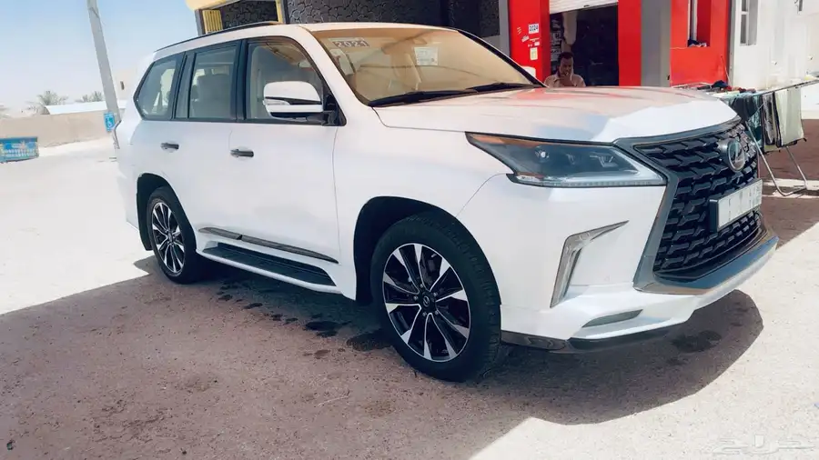 للبيع لكزس بلاك دشن مديل 2021 عداد 13600 الموتر شرط 1