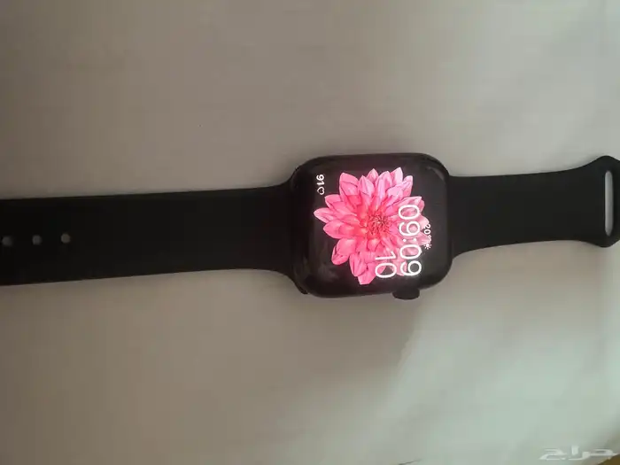 ساعه ابل جديد استخدام فتره بسيطه يوجد ظمآن وشاحن وحمايه 0