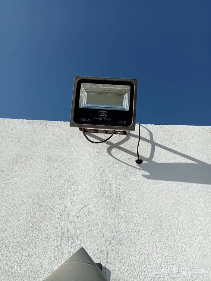 3 كشافات 100 واط 2 كشافات 60 واط المجموع 5 كشافات 2