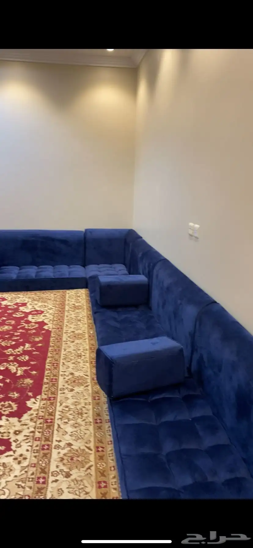 كنب مجلس نظيف مع مكيفين شباك 1