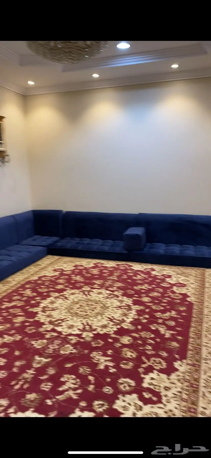 كنب مجلس نظيف مع مكيفين شباك 2