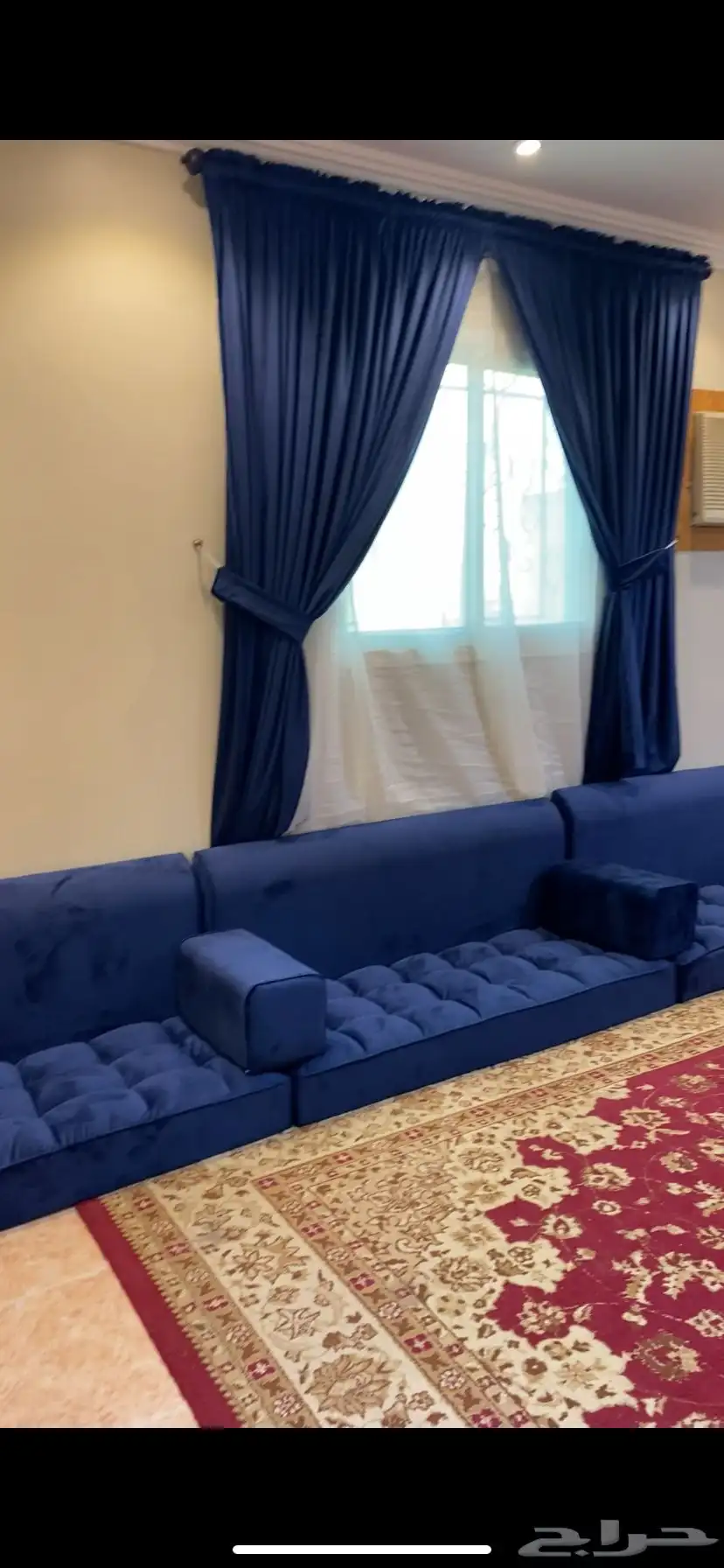 كنب مجلس نظيف مع مكيفين شباك 0