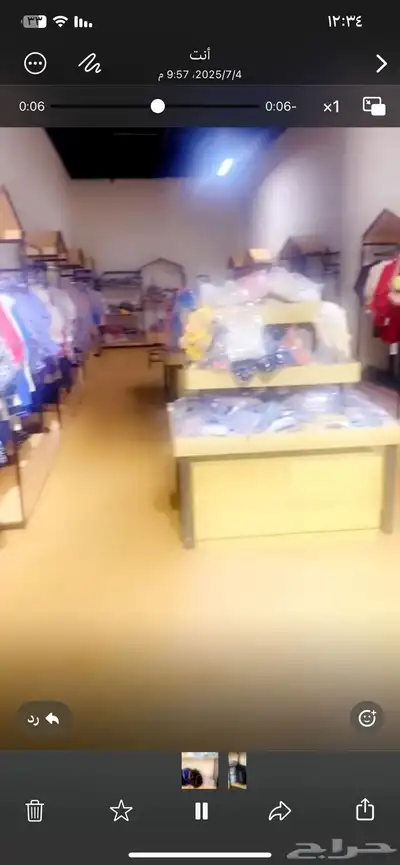 ارفف محل ملابس اطفال مع البضاعه جديده مكونه من ملابس اطفال 2