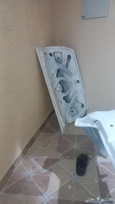 شنطة يارس وصدام خلفي يارس 23 للبيع 3