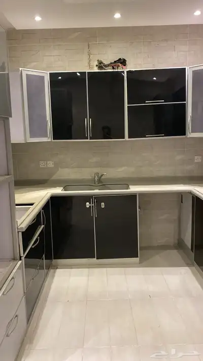شقة للايجار مع سطح 4 غرف 6
