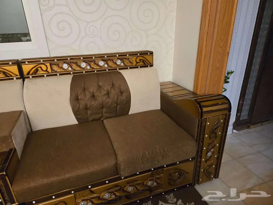 مجلس كامل للبيع _ كنب و سجاد و طاولة و 2 ثرية 1