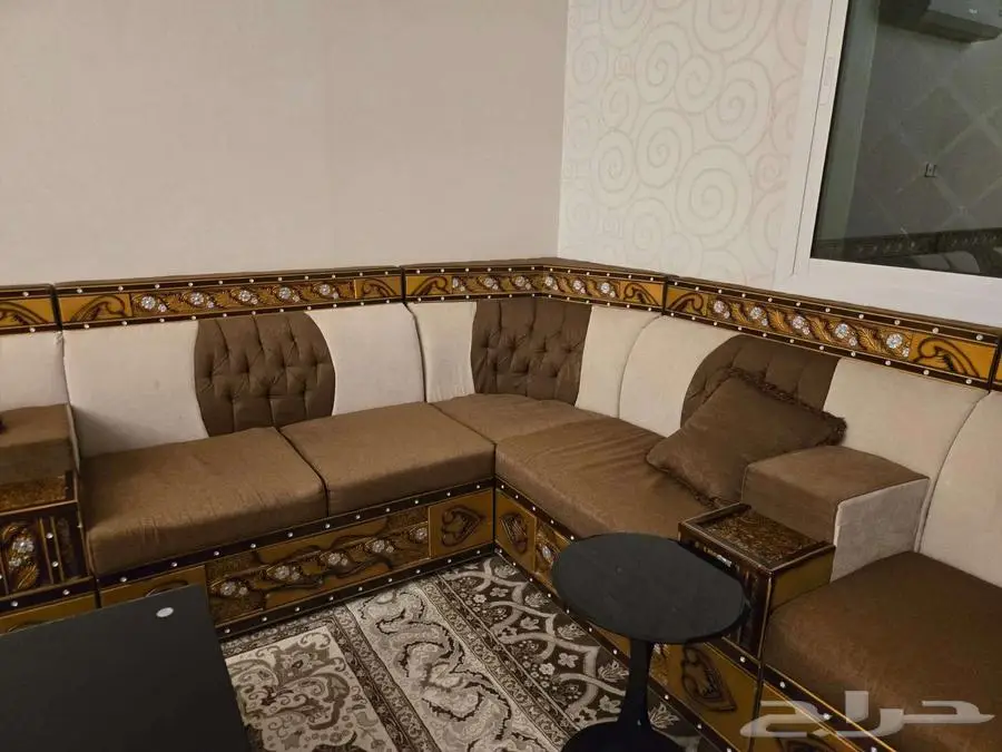 مجلس كامل للبيع _ كنب و سجاد و طاولة و 2 ثرية 4