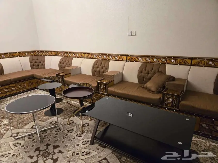 مجلس كامل للبيع _ كنب و سجاد و طاولة و 2 ثرية 0