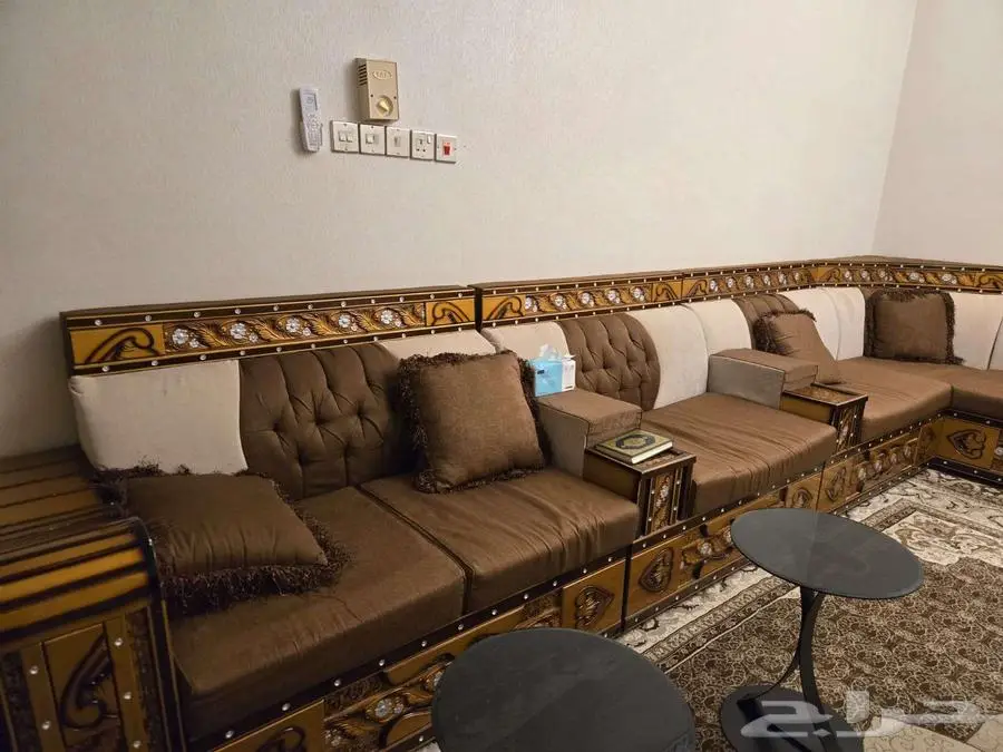 مجلس كامل للبيع _ كنب و سجاد و طاولة و 2 ثرية 2