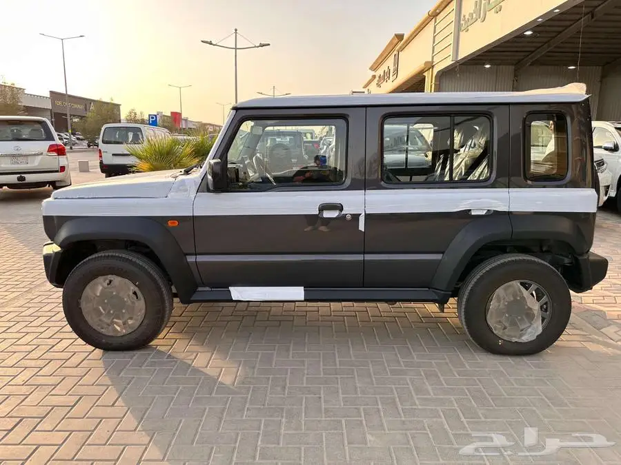 سوزوكي جمني 2025 3
