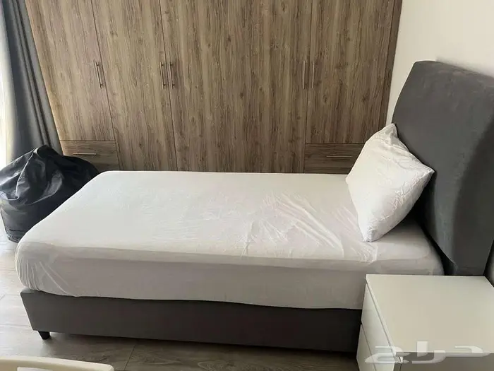 اثاث متنوع بحالة ممتازة جدا 1
