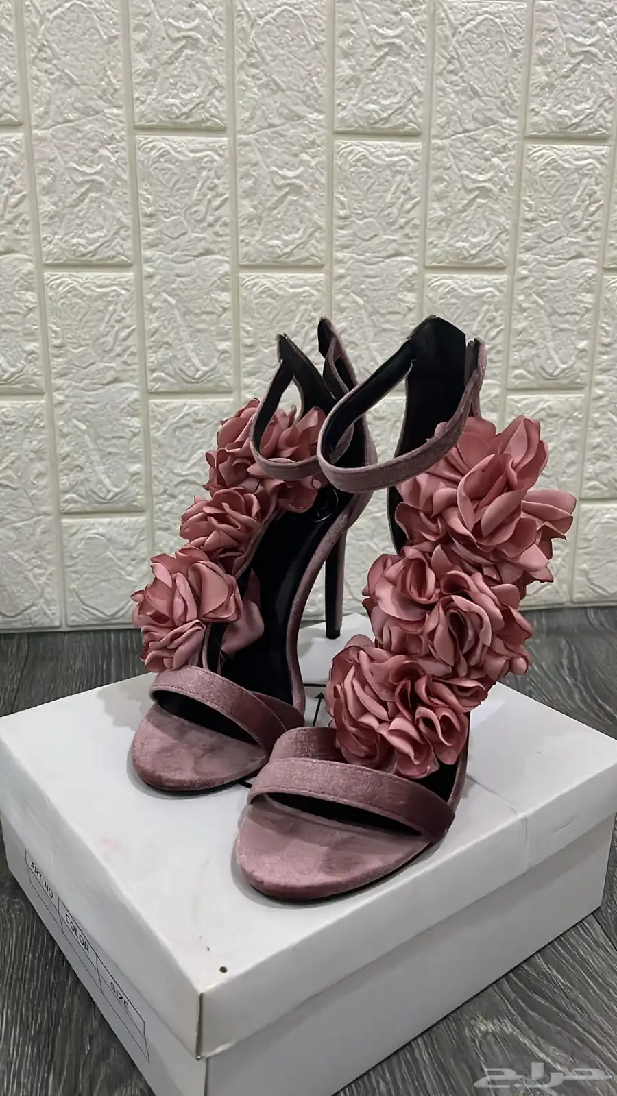 كعب المقاس 38 اشتريته 300 وببيعه150 0