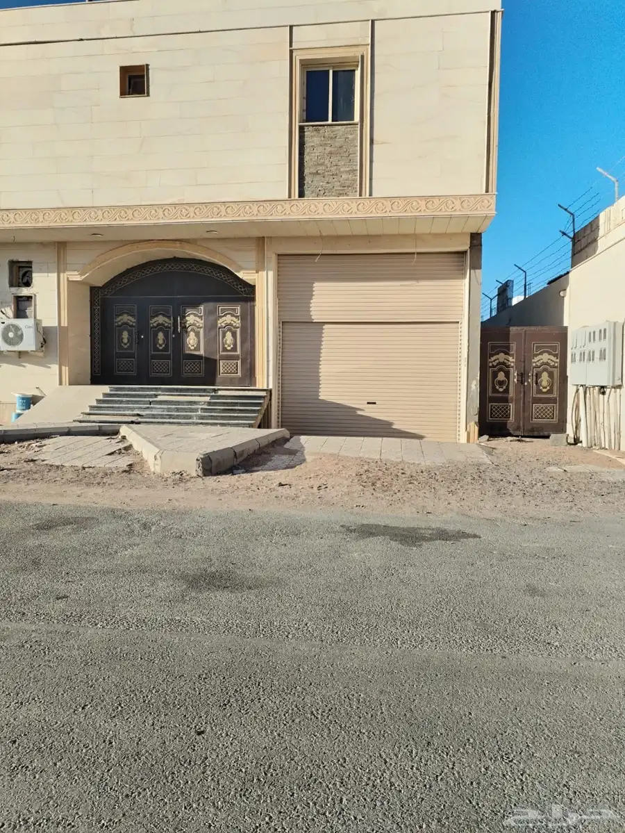 مستودع للإيجار بالعاقول على الشارع العام الرئيسي 0