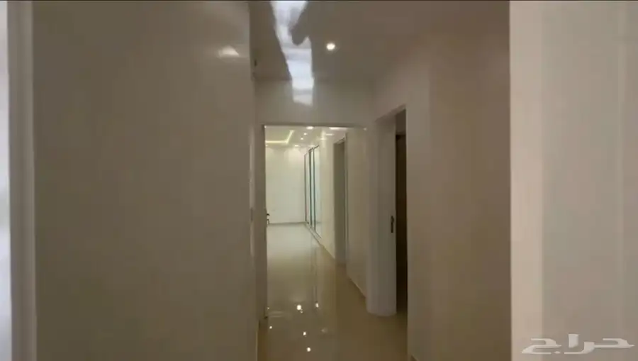 فيلا روف للبيع في حي المطار 4