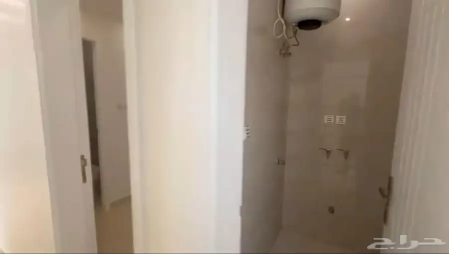 فيلا روف للبيع في حي المطار 13