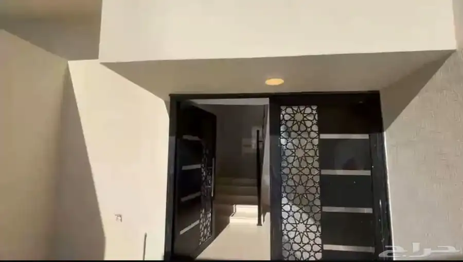 فيلا روف للبيع في حي المطار 1