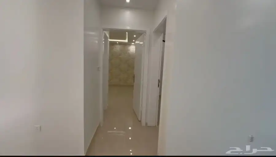 فيلا روف للبيع في حي المطار 9