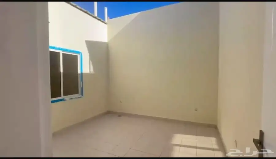 فيلا روف للبيع في حي المطار 15