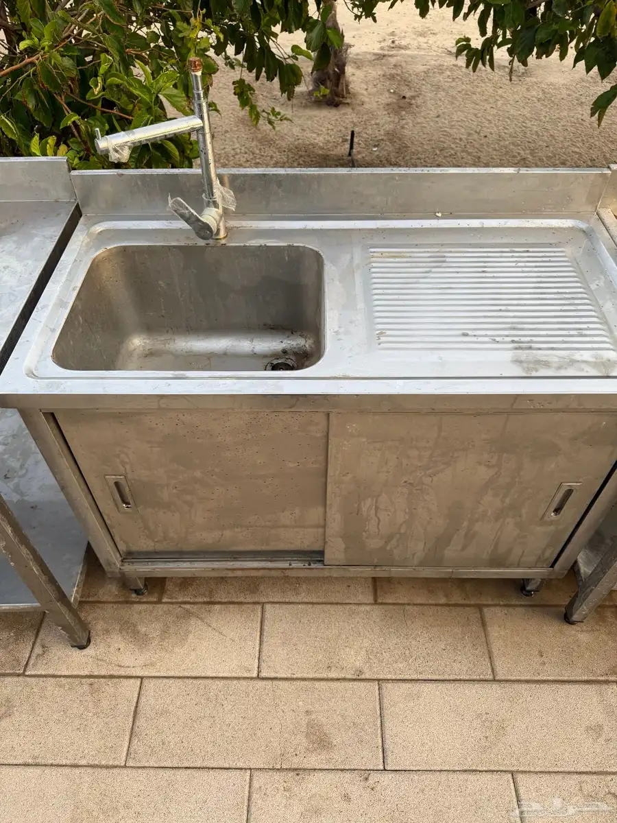 للبيع اثاث و معدات مطعم و نثريات 9