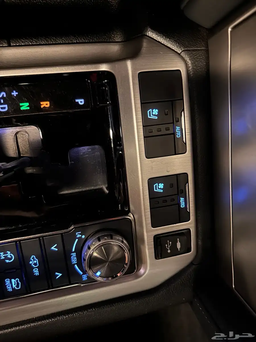 لاندكروزر vxs grand touring بريمي 20
