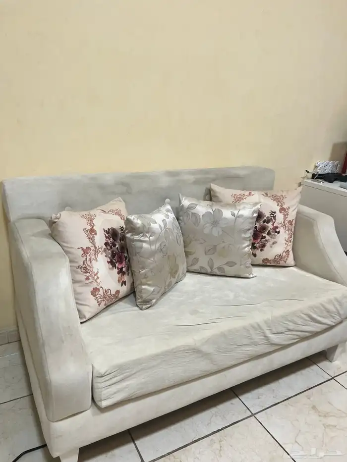 كنب للبيع مع الطاولة 3