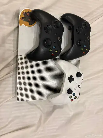 Xbox on s مع ثلاث يدات تحكم 0