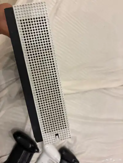 Xbox on s مع ثلاث يدات تحكم 5