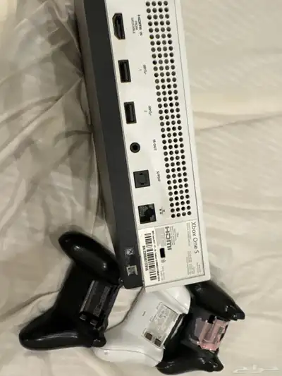 Xbox on s مع ثلاث يدات تحكم 4