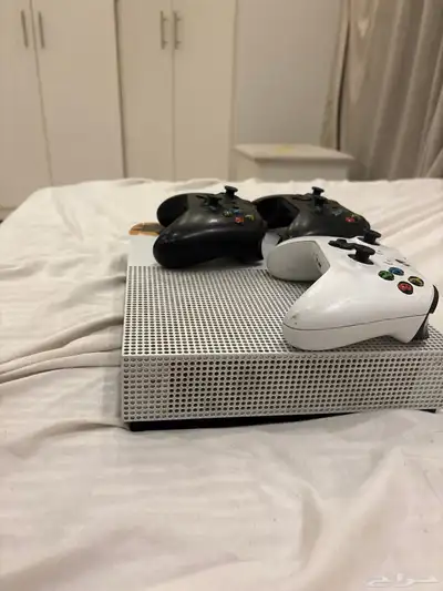 Xbox on s مع ثلاث يدات تحكم 2